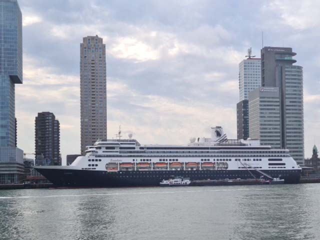 ms Zaandam aan de Cruise Terminal Rotterdam